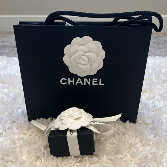❌SOLD❌ CHANEL 25C White Silver & Crystal CC Logo Stud Earrings NEW with/Receipt - Picture 14 of 14